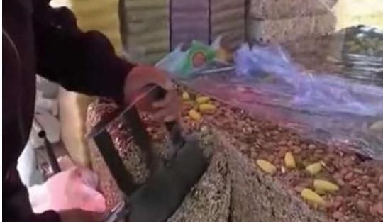 大叔|同事买20元切糕,本以为大叔切不了,看到之后,这技术给满分