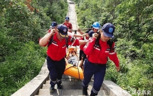  断腿|180斤女子抄近路爬山烧香拜佛摔断腿，20多人轮流抬了4小时才下山