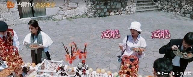  素质|王俊凯主动给杨紫夹菜，有谁注意杨紫的下意识反应？素质是装不出的