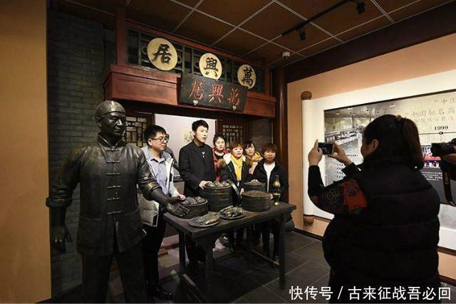何年|庆丰包子铺:书法家徐柏涛写牌匾,小小包子铺凭何年赚14亿?