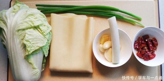 锅内加入|干豆腐不是只能凉拌吃,这样做更诱人,香辣入味,比吃肉过瘾