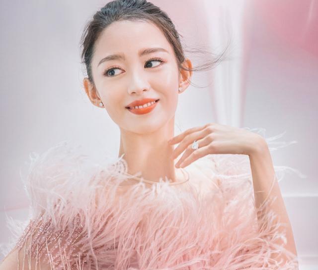 蔡少芬|蔡少芬张歆艺玩泼水游戏,看到他们的脸上溅满了水