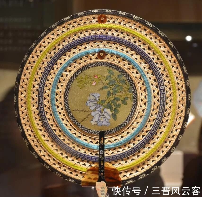 五明扇|古代皇帝上朝、出行的时候，身后为什么总有两个“大扇子”？