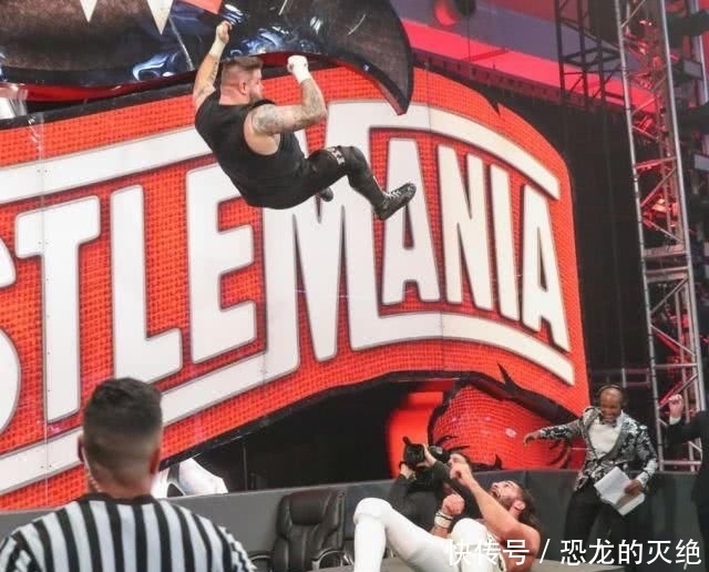 摔角狂热36|WWE摔小辉新闻:凯文欧文斯随时可以复出,警告罗林斯:你豪横什么?