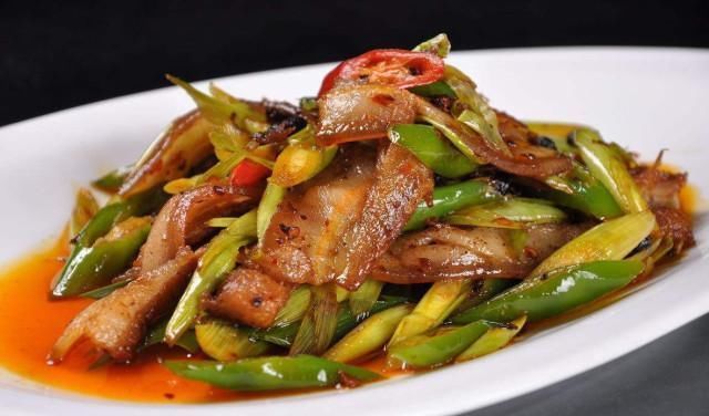  油腻|炒回锅肉时,很多人都会犯两个错误,导致炒出的回锅肉很油腻