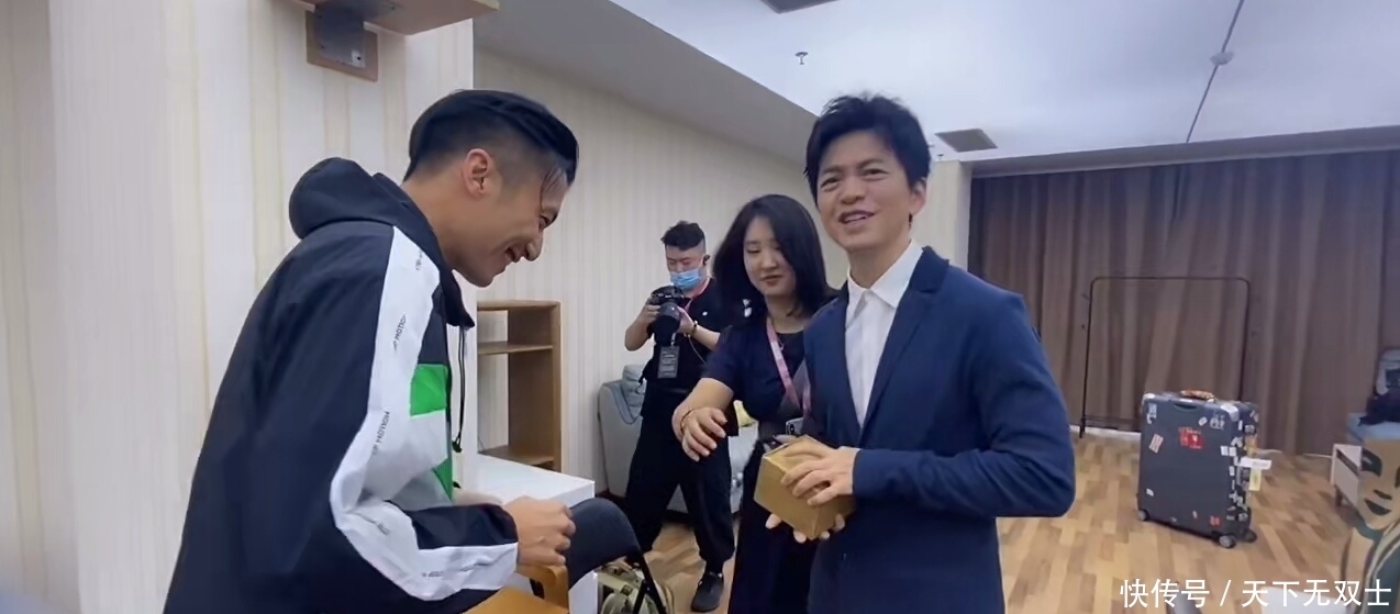  谢霆锋|谢霆锋过生日，李健送好礼，《中国好声音》节目组太暖心了