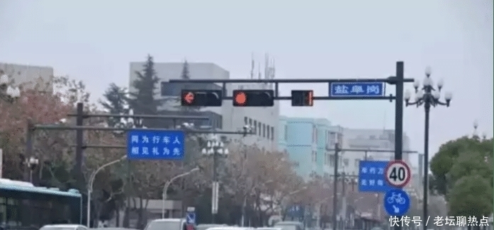 交警|红灯允许向右转，却被扣了6分！交警：你驾照怕是买的吧？