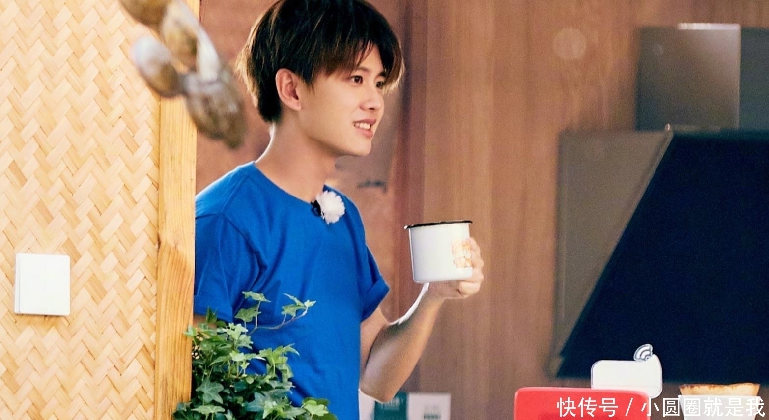  粉丝|根本停不下来！任嘉伦做客综艺像个吃播，粉丝喊话直播