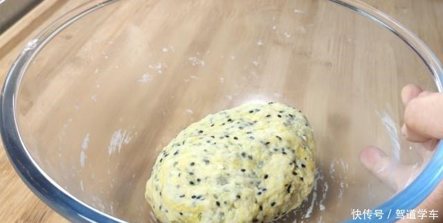 酥脆|面粉中加入两个鸡蛋,香甜酥脆,层次分明,越嚼越香,上桌就光盘