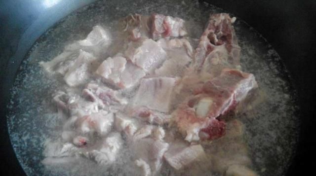  错误|焯排骨用“冷水”还是“沸水”做错了肉发柴，以后别犯这错误了