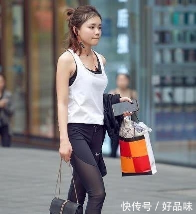 气质|打底裤充分展现女神的气质，自然大气感觉帅气更时尚