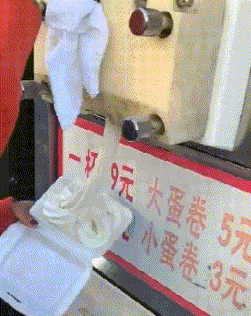 搞笑|搞笑GIF：聚会都让手机搞成什么样了，好心疼大姐