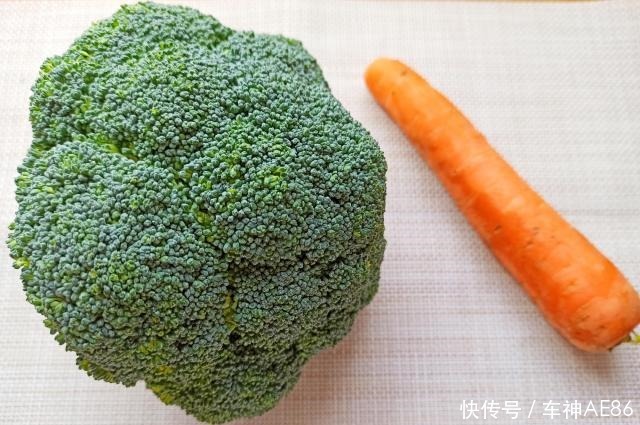 做法|这才是西兰花最好吃的做法,不炒不凉拌,比肉还香,一盘不够吃