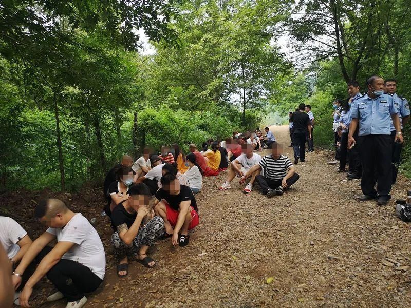 当场|躲进山林干这事无人机+100余名民警出动当场抓获42人