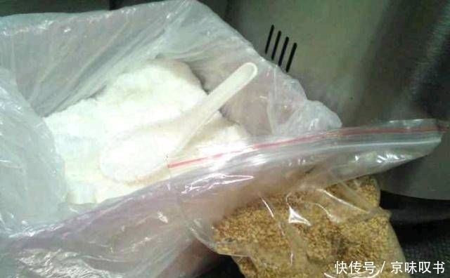  芝麻|一碗面粉，一把芝麻，教你做美味的油炸筷子，咸脆香！