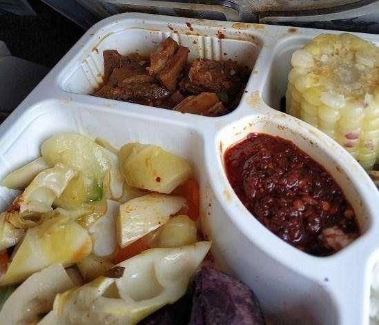 菜色|火车上60一份的牛肉套餐,看这高铁盒饭的菜色,你给打几分
