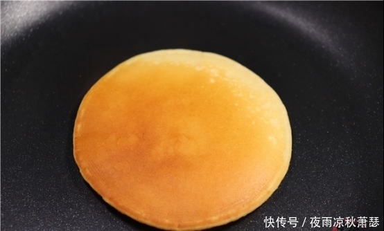 搅拌|一碗面粉3个鸡蛋,教你不用烤箱做面包,松软又香甜,小孩超爱吃