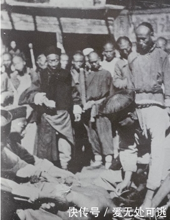 行刑|晚清老照片: 残酷刑罚当街行刑, 围观群众漠然看戏, 看尽社会百态