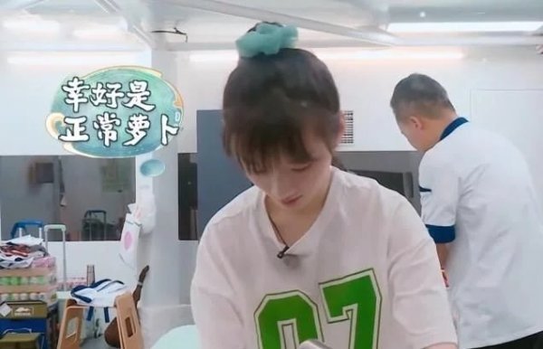  不留情面|李浩菲又出幺蛾子洗菜暴露文化水平，林大厨一句话嘲笑不留情面