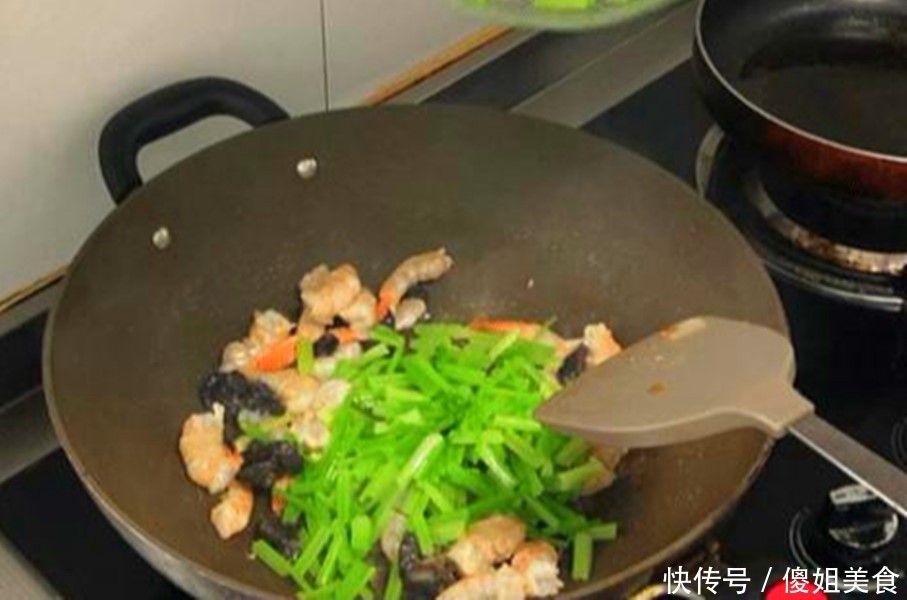 木耳|芹菜和它是绝配,比炒肉更香,我家一周3次吃不够,太香了