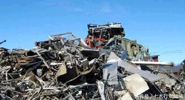 用水|拾荒老人3毛卖一铁疙瘩,废品站老板用水洗净后,转手卖出260万