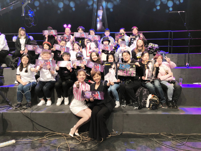 尴尬|吴谨言穿短裙录节目,抱枕放腿上防尴尬,热巴也用这招