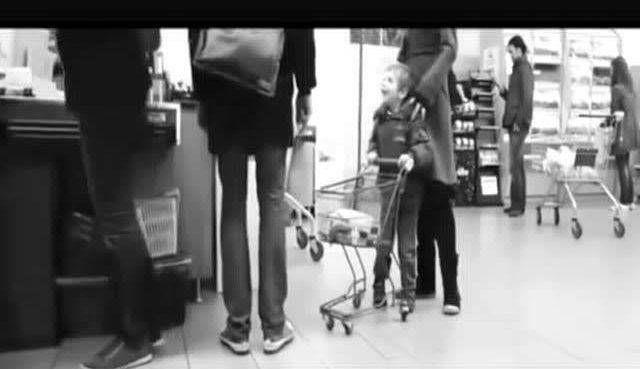  孩子|8岁男孩故意用推车撞孕妇，妈妈却旁观，孕妇老公的做法让人解气