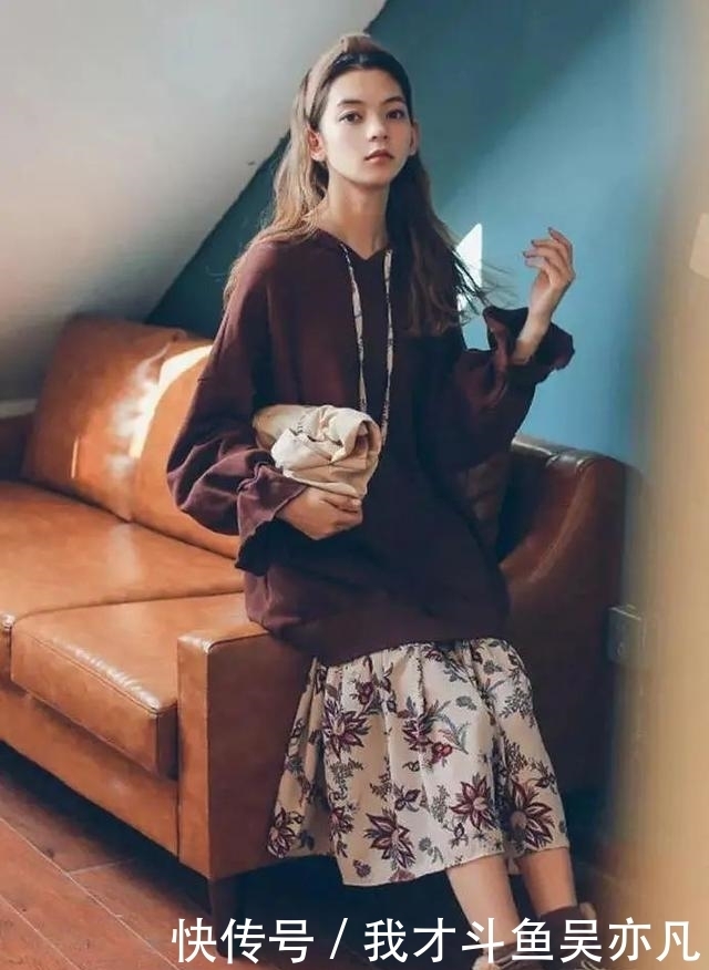 卫衣|卫衣+半裙=早秋最火混搭套路,时髦炸了