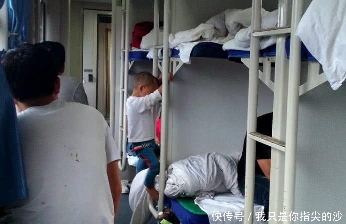 女生|为什么女生尽量不要睡火车“下铺”?或许看完你就明白了