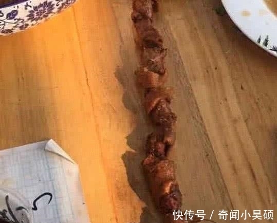桌上|小伙外卖叫了半只鸡，吃着感觉不对劲，把鸡块排在桌上后大怒
