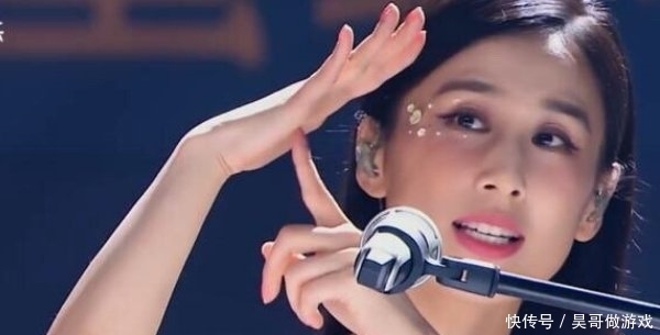 后黄圣依|黄圣依乘风破浪首秀,上台前喊停晓明帮提裙,难怪被称豪门阔太!