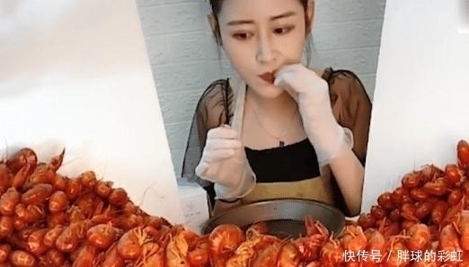 小龙虾|网红又玩新套路,直播吃500只龙虾,拍摄背景“露马脚”:太假了