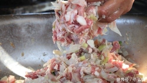 国内最大的馍|河南大爷卖巨型肉馍十多年,称有些人相隔千里还想着这口味儿