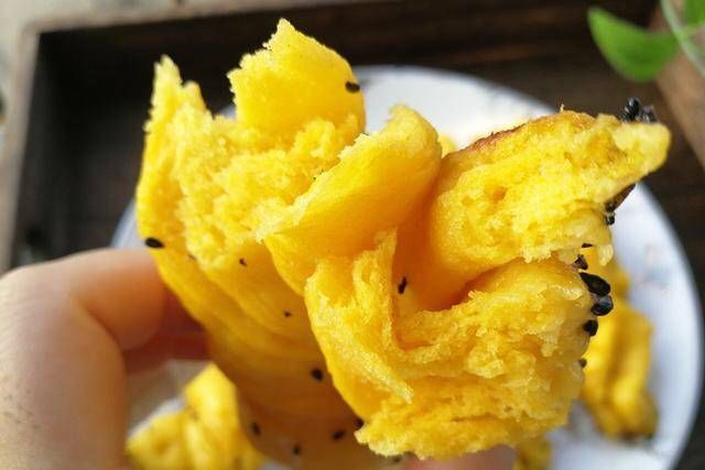  面团|面粉不再用作面包，我来教你怎么做，不用加水就可以很容易地把面团揉成团，