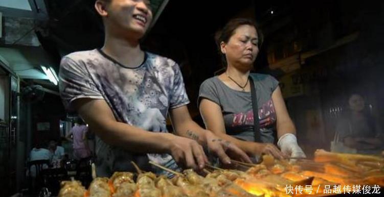 顾客|90后夫妻卖“长条状”小吃,10元一个不涨价,顾客一次吃十个