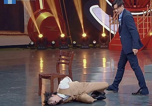 留意|周一围把华晨宇按在水里,谁留意旁边的字幕救场很及时