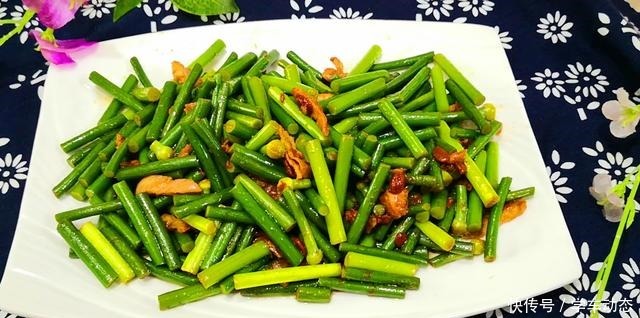 大厨|炒蒜苔，最忌切完直接炒，大厨教你一妙招，蒜苔又脆又绿还更入味