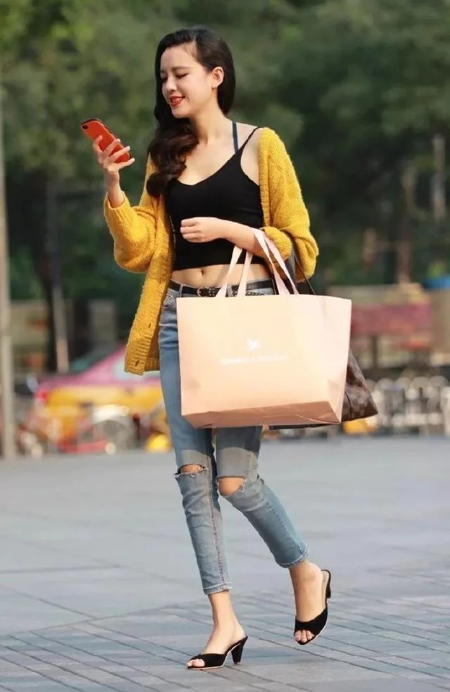 微风|街拍:夏日的微风迎着小姐姐的正面吹拂过去,让她看上去更加的有气质