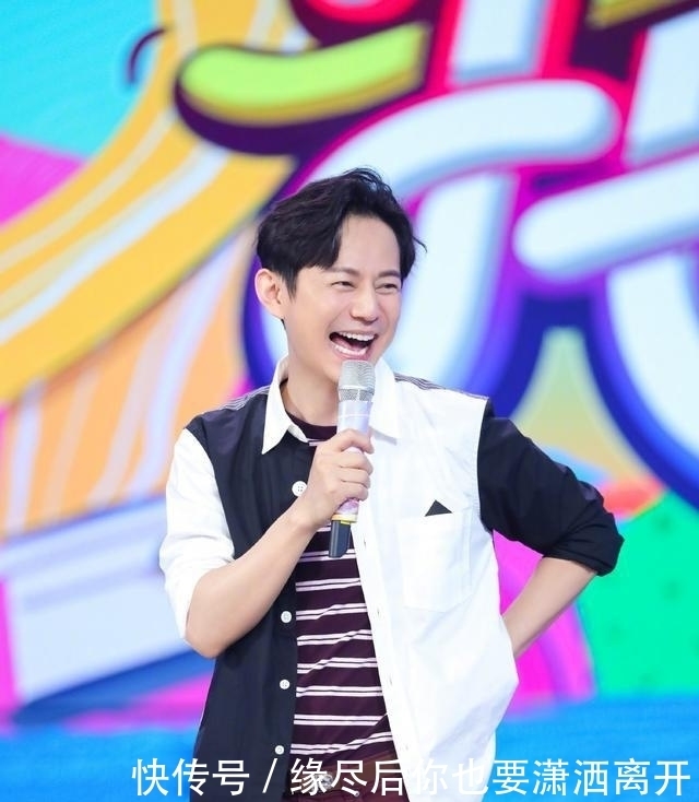  起火|何炅突然弯下腰来主持节目，只是为了给新的嘉宾相机，难怪会起火