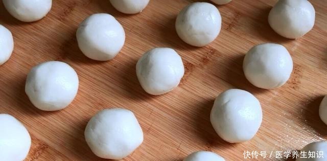 糖油果子|很火的糯米粉小吃,开水烫一烫,外面卖5元一串,吃着香甜可口