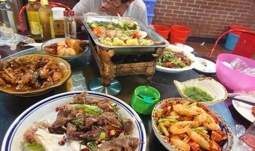 桌子的菜|朋友花300多请吃农家菜,老板还送了一道菜,吃了一口脸都黑了