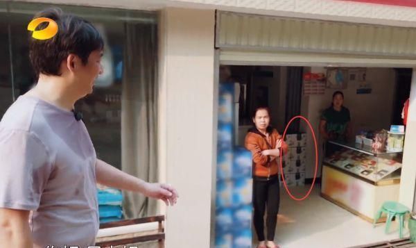 商品|《向往4》黄磊村里发现小卖部,看到货架上的商品后,彻底“露馅”了