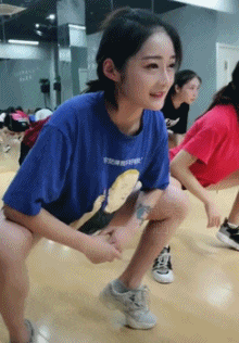 搞笑|GIF搞笑趣图: 大妈这舞还是别跳了, 后面的小哥已经生无可恋了