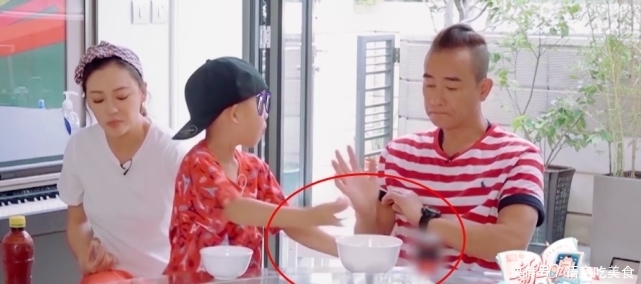 到陈小春|7岁Jasper终于翻身了,不停指挥陈小春干活,懂事举动又很暖心