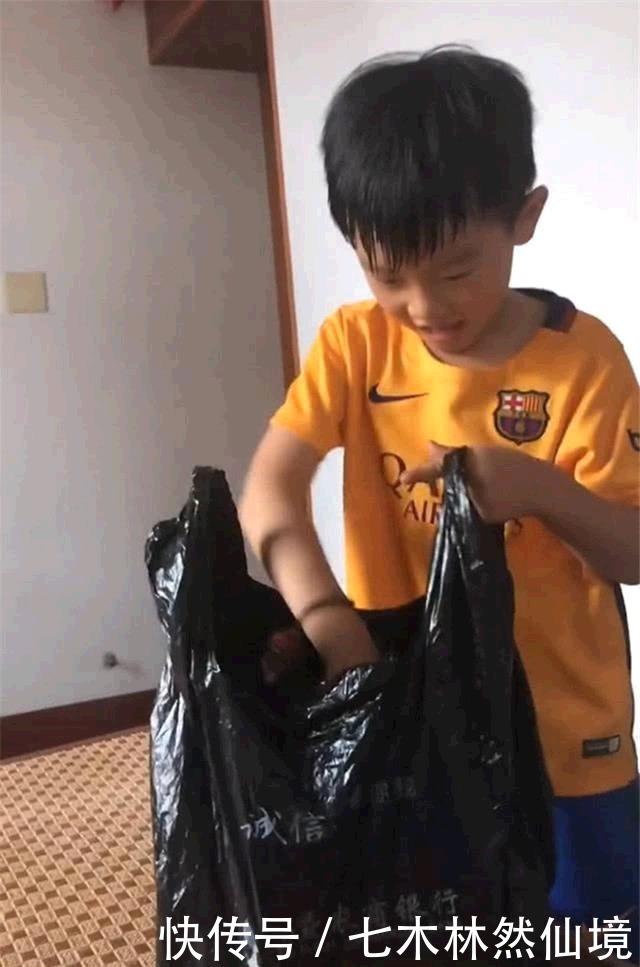  压岁钱|爸爸公司破产，意志消沉，不料8岁儿子竟掏出十多万帮助爸爸