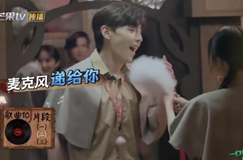  别人|有一种“手势”叫杨幂拿扇子，别人都是握住扇柄她却不一样，白浅回来了