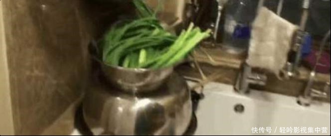 黄磊教师|张艺兴深夜直播前往黄磊家做客,而镜头给到厨房时却引发网友吐槽