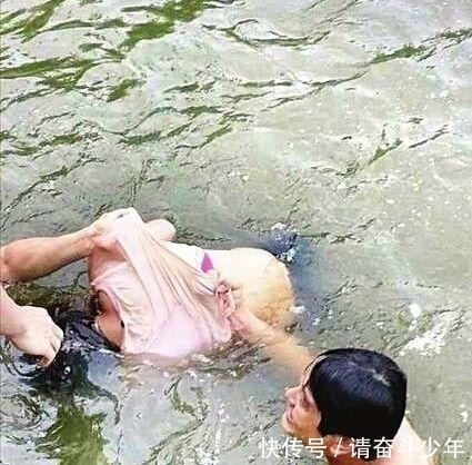 短信|男子救了落水的女子后, 第二天他报警了, 只因看了手机里的短信