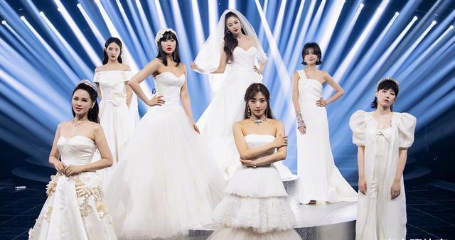 张含韵|李斯组集体婚纱,张雨绮惊艳张含韵甜美,李斯丹妮却像个铁憨憨