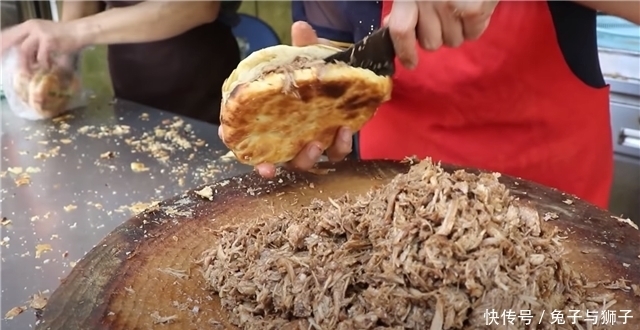 管饱|父子街头卖“地道”小吃,8元一个分量足,食客:吃一个就管饱!